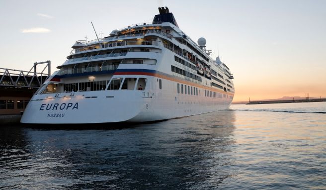 Wer sich auf einem Kreuzfahrtschiff total daneben benimmt, wird womöglich am nächsten Hafen von Bord verwiesen.