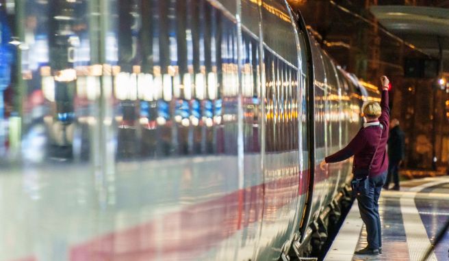 Bahn-Reisende müssen sich ab Mittwochabend auf viele Zugausfälle und Verspätungen einstellen. Die Lokführergewerkschaft GDL hat einen ersten bundesweiten Warnstreik in der diesjährigen Tarifrunde angekündigt.