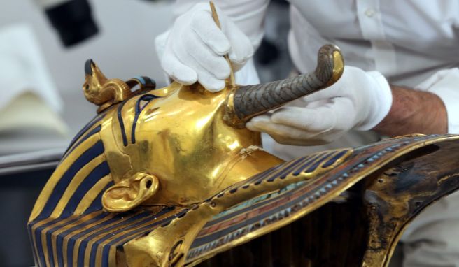 Der deutsche Restaurator Christian Eckmann bei Arbeiten an der goldenen Totenmaske von Pharao Tutanchamun während der Restauration.