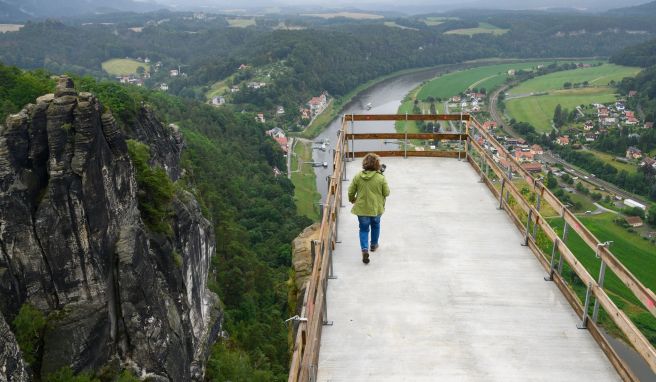 Der Aussichtssteg der Bastei wird etwa 20 Meter lang und bis zu 3,5 Meter breit. Bis Jahresende soll das Bauwerk fertiggestellt sein. 