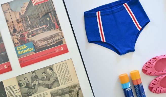 Eine Badehose vom VEB Strickwaren Oberlungwitz aus den 1970er Jahren, Badeschuhe «Carola» und Sonnenschutzspray «Violetta» sind in der Ausstellung «Grenzen der Freundschaft. Tourismus zwischen DDR, CSSR und Polen» im Dokumentationszentrum Alltagskultur der DDR zu sehen. Eine Badehose vom VEB Strickwaren Oberlungwitz aus den 1970er Jahren, Badeschuhe «Carola» und Sonnenschutzspray «Violetta» sind in der Ausstellung «Grenzen der Freundschaft. Tourismus zwischen DDR, CSSR und Polen» im Dokumentationszentrum Alltagskultur der DDR zu sehen.