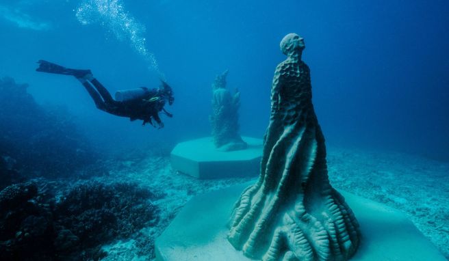 Australien  Neue Unterwasser-Statuen im Great Barrier Reef