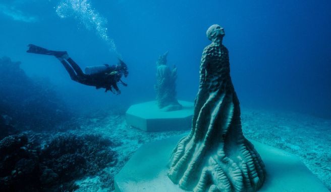 Die neuen Skulpturen des Künstlers Jason deCaires Taylor wurden im Mai unter Wasser aufgestellt - nun wurde die Ausstellung «Ocean Sentinels» offiziell eröffnet, sodass Urlauber zu ihnen abtauchen können.