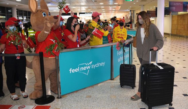 Passagiere werden bei ihrer Ankunft am Sydney International Airport in Sydney begrüßt. Internationale Touristen und Geschäftsreisende kamen zum ersten Mal seit fast zwei Jahren ohne größere Einschränkungen in Australien an. 