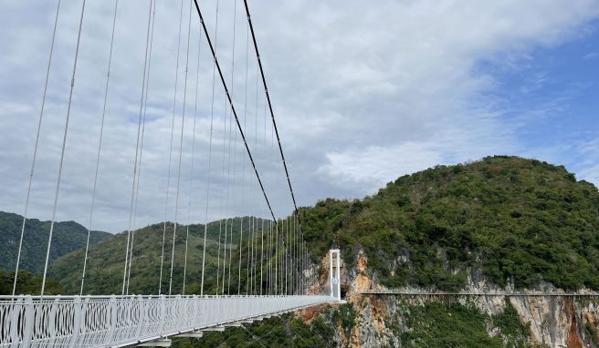Die Bach-Long-Glasbrücke (auf Deutsch: Weißer Drache) im Hochland von Vietnam. Die Glasbrücke ist 632 Meter lang und gilt bereits jetzt als neue Attraktion. 