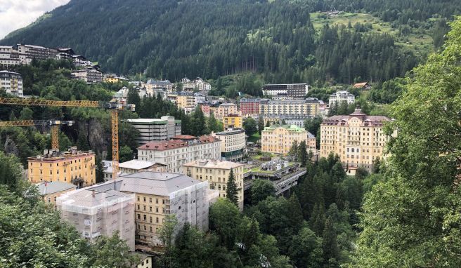 Hotelturm und Badeschloss  Bad Gastein: Ein Kurort mit Weltstadt-Flair