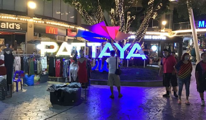 Starkregen in Pattaya: Straßen werden zu reißenden Flüssen