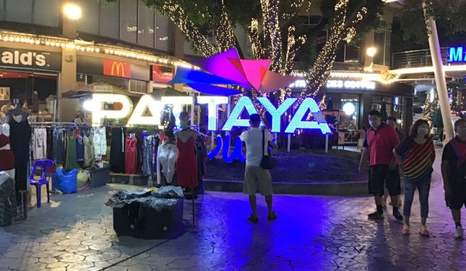 Sarke Regenfälle haben am Sonntagabend in Pattaya zu Überschwemmungen geführt. Der neue Strand des thailändischen Badeortes wurde stark beschädigt.