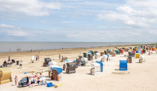 Touristen sind bei schönem Wetter am Badestrand von Dangast. Nach fast drei Jahren Corona-Pandemie ist die Urlaubslust der Deutschen groß. Das geht aus verschiedenen Buchungsanalysen hervor.