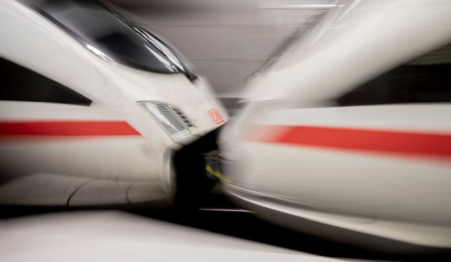 Ein ICE bei der Einfahrt in einen Berliner Bahnhof. 