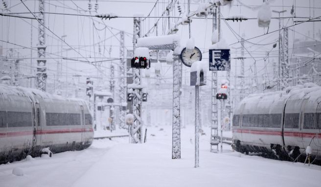 Starker Schneefall und Eisregen: Können Bahnunternehmen nachweisen, dass «extreme Witterungsbedingungen» geherrscht haben, müssten sie laut den zugrundeliegenden EU-Regeln keine Entschädigungen zahlen.