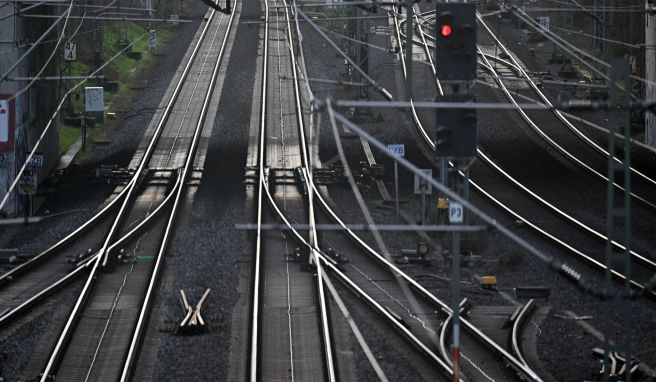 Bahnreisende müssen sich in Teilen Hessens und Nordrhein-Westfalens in den kommenden zwei Wochen auf zahlreiche Fahrplanänderungen und Zugausfälle einstellen.