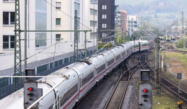 Ein ICE Inter City Express der Deutschen Bahn fährt aus dem Freiburger Hauptbahnhof in Richtung Schweiz.