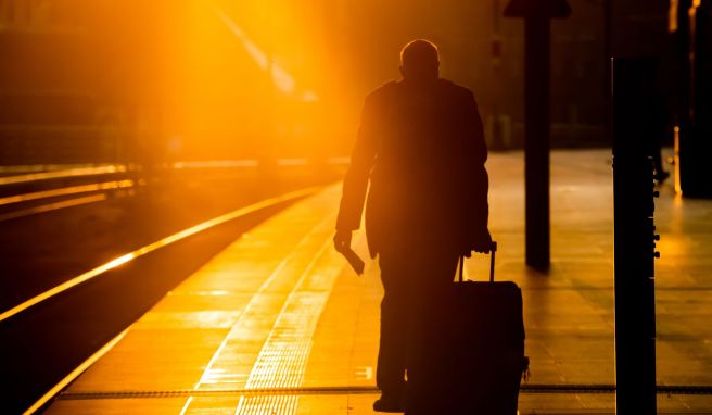 Wer mit dem Zug in den Urlaub reisen will, sollte seine Rechte während des Bahnstreiks kennen. 