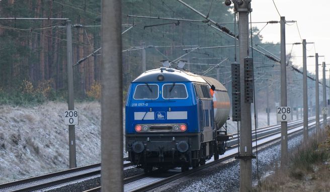 Zwei Güterzüge sind am 16. November im Landkreis Gifhorn kollidiert. Noch immer halten die die Aufräumarbeiten an. Bis voraussichtlich zum 16. Dezember müssen Fahrgäste sich auf längere Reisezeiten und Umleitungen einstellen.