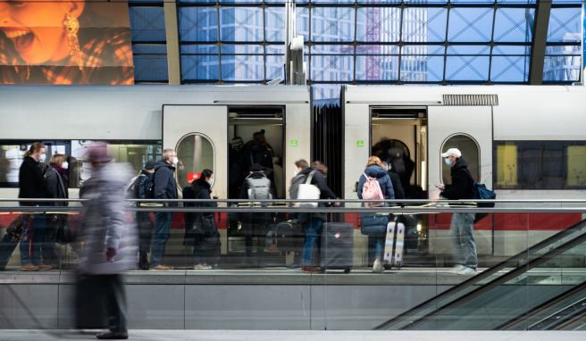 Mit dem Zug unterwegs  Bahn erwartet stärkste Tage im Weihnachtsverkehr