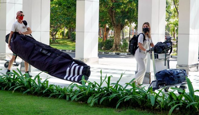 Internationale Reisende nach ihrer Ankunft auf Bali. 