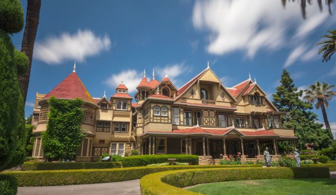 Das Winchester Mystery House gibt sich äußerlich eindrucksvoll, aber innen warten diverse bauliche Kuriositäten.