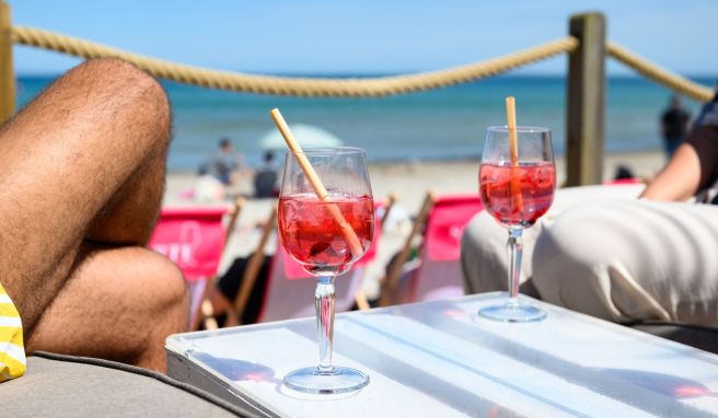 Mit den Füßen im Sand Strandbars an der Ostseeküste sorgen für Urlaubsfeeling