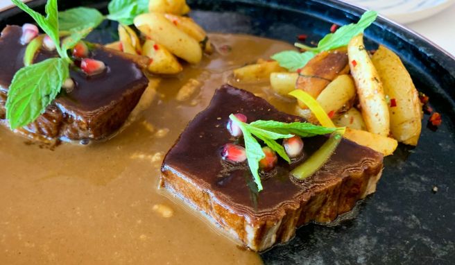 Wer im «Jiwan» Beef brisket bestellt, bekommt zwei zarte Brustscheiben vom Rind mit Kartoffelviertel und Salat auf den Tisch.