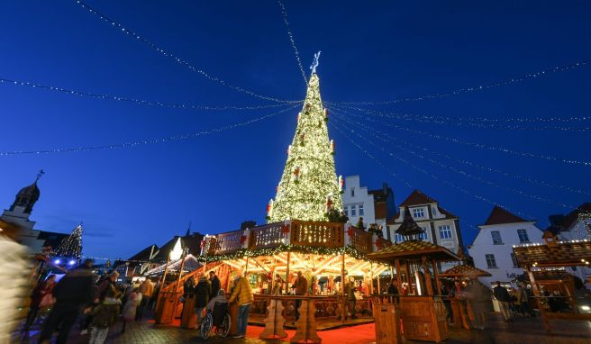 Der begehbare Weihnachtsbaum auf dem Weihnachtsmarkt in Lingen im Emsland.