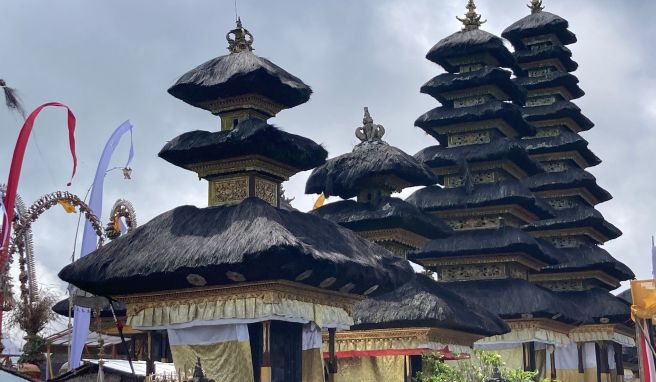 Bali ist überwiegend hinduistisch geprägt. Dass sich Touristen an bedeutenden Religionsstätten despektierlich verhalten, will der Insel-Gouverneur nicht länger hinnehmen.
