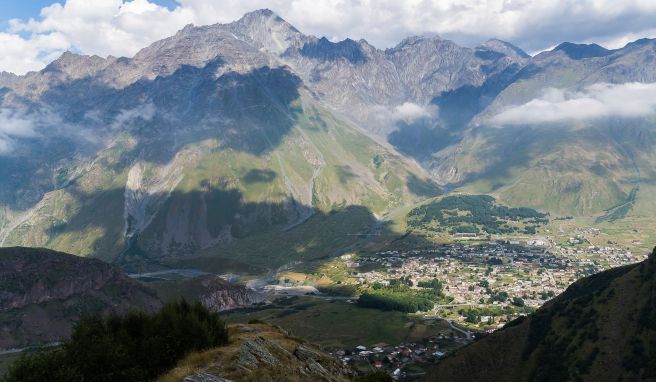 Urlauber müssen bei der Einreise nach Georgien ab dem 1. Januar 2026 eine Kranken- und Unfallversicherung nachweisen können. Urlauber müssen bei der Einreise nach Georgien ab dem 1. Januar 2026 eine Kranken- und Unfallversicherung nachweisen können.
