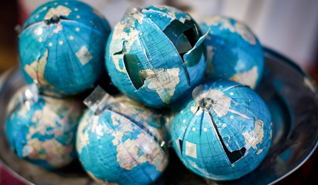 Keine Leistung bei Kriegshandlungen: Reiserücktrittsversicherungen zahlen in der Regel nicht bei Abbruch oder Rücktritt aufgrund von Kriegsgefahr. Keine Leistung bei Kriegshandlungen: Reiserücktrittsversicherungen zahlen in der Regel nicht bei Abbruch oder Rücktritt aufgrund von Kriegsgefahr.