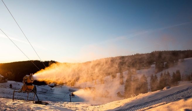 Zwei Schneekanonen laufen an einer Piste nahe des Feldbergpasses - die Bedingungen für solche technischen Beschneiungen werden laut Modellrechnungen schwieriger.