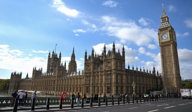 Am Big Ben und Westminster Palace, dem Sitz des britischen Parlaments führen Radwege vorbei.