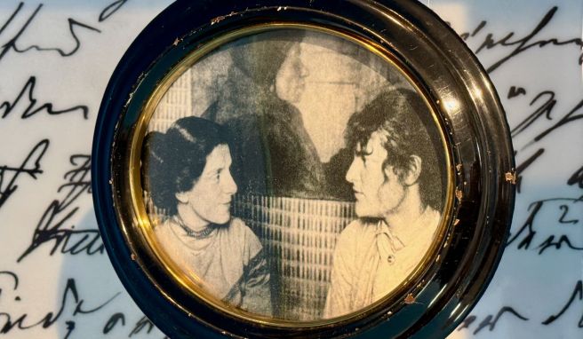 Foto einer Szene in Paulas Atelier: Modersohn-Becker (l) und Clara Westhoff. Foto einer Szene in Paulas Atelier: Modersohn-Becker (l) und Clara Westhoff.