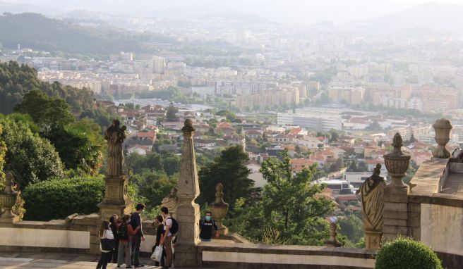 Die Stadt verliert sich im Dunst: Blick von der Wallfahrtskirche auf Braga. 