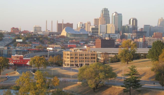 Blick vom Penn Valley Park auf die Skyline von Kansas City: Die gröβte Stadt im US-Bundesstaat Missouri ist bekannt für Jazz, Barbecue, Wildwest und Gangster-Geschichte.