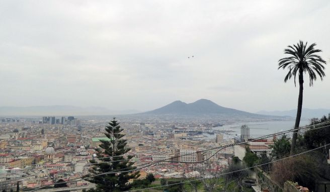 Hinauf auf das Castel Sant\'Elmo: Nirgendwo ist der Ausblick auf Neapel und den Vesuv schöner.