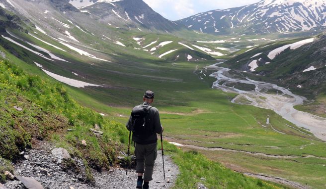 Outdoor in den Alpen Tundra der Alpen: Wanderung durch die Greina