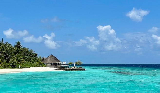 Türkises Wasser, blauer Himmel, weißer Sand: Die Malediven sind eines der klassischen Fernreiseziele im Winter.