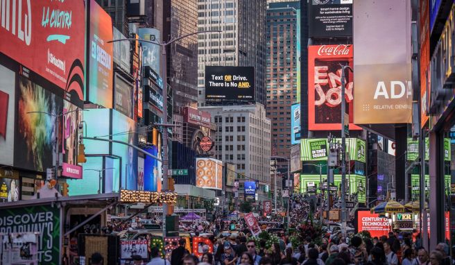 Für Reisen in die USA (im Bild: der New Yorker Times Square) müssen sich Urlauber vorher um eine ESTA kümmern.