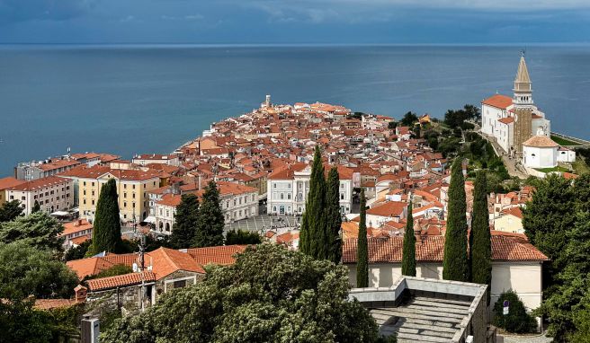 Piran liegt auf einer Halbinsel. Von der Stadtmauer aus sieht man das gut. Piran liegt auf einer Halbinsel. Von der Stadtmauer aus sieht man das gut.
