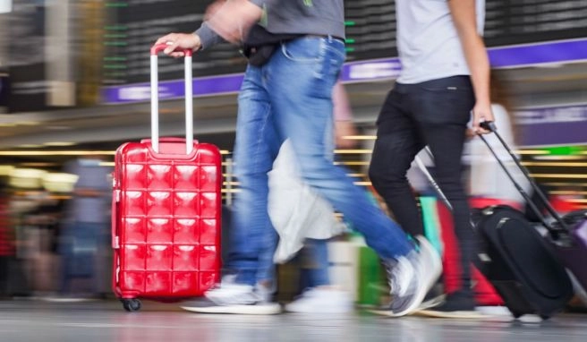 Wer am Flughafen zu spät zum Gate kommt, hat keinen Anspruch mehr auf den Flug - auch wenn das Flugzeug noch da steht und verspätet abhebt. Wer am Flughafen zu spät zum Gate kommt, hat keinen Anspruch mehr auf den Flug - auch wenn das Flugzeug noch da steht und verspätet abhebt.