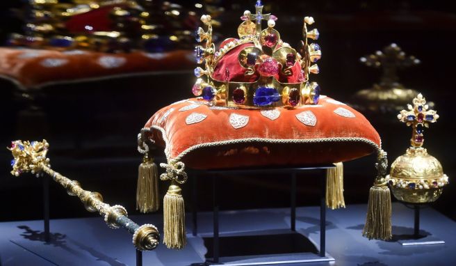 In Prag hat die seltene Zurschaustellung der Kronjuwelen des einstigen Königreichs Böhmen begonnen.