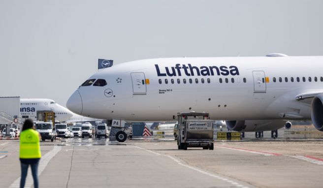 Die Lufthansa-Maschine des Typs Boeing 787-9 steht auf dem Rollfeld am Frankfurter Flughafen. Damit hat die Lufthansa ein neues Langstreckenflugzeug in ihrer Flotte.