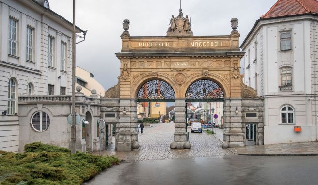 Die Brauerei Pilsner Urquell (im Bild) ist eine der bedeutendsten Sehenswürdigkeiten von Pilsen. Wer jedoch richtige Bierzeltatmosphäre erleben möchte, sollte in den kommenden Tagen auch das Kulturareal Depo2015 besuchen.