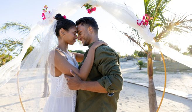 Ja-Wort unter Palmen: So stellt man sich doch eine Traumhochzeit im Urlaubsparadies vor.