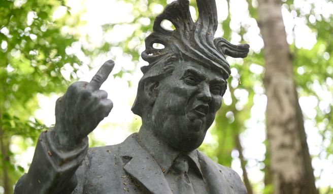Der Finger steht - und die Haare auch: Ob Donald Trump seine Skulptur an der Ostsee gefallen würde? Der Finger steht - und die Haare auch: Ob Donald Trump seine Skulptur an der Ostsee gefallen würde?