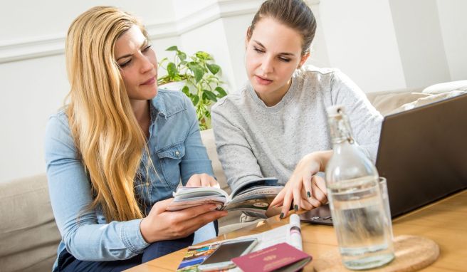 Stubentisch statt Reisebüro: Viele Menschen buchen ihren Urlaub online von zu Hause aus.