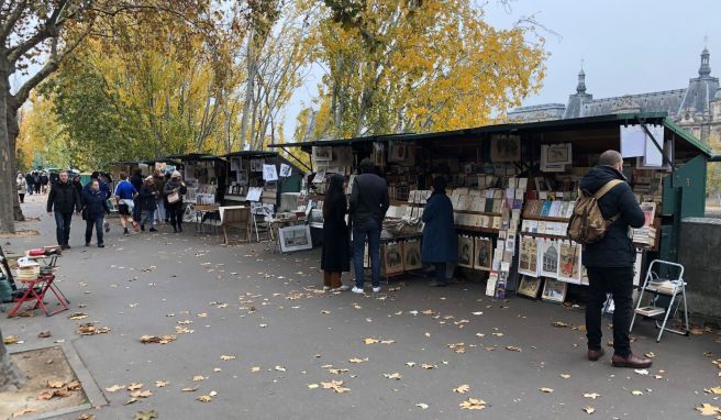 In den traditionellen Bücherständen an der Seine bieten Händler ihre Waren an. 