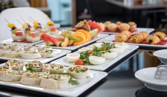 Sich beim Frühstück kleine Snacks für unterwegs mitzunehmen, verstößt meist gegen die Regeln des Hotels.