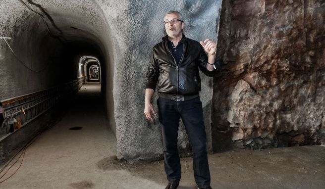 Jörg Andres ist Direktor des Museums Helgoland. Er steht in einem alten Bunkerstollen, der zur Zeit renoviert wird.