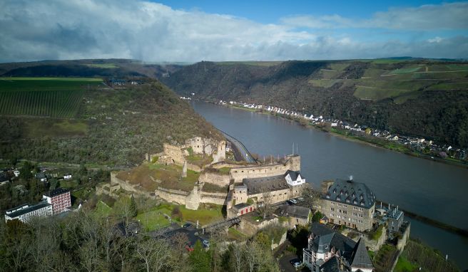 Die Burg Rheinfels liegt hoch über dem Rhein bei St. Goar. Bis 2028 soll sie umfassend saniert werden.