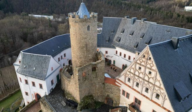 Blick auf Burg Scharfenstein. Am 26. Dezember öffnet ein nachgebauter Stollen für Besucher. In den verschlungenen Gängen können Kinder klettern, kriechen und rutschen.